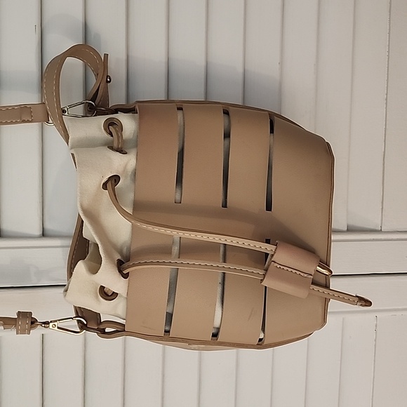 Small bucket bag no brand name in neutral colour - Picture 2 of 10